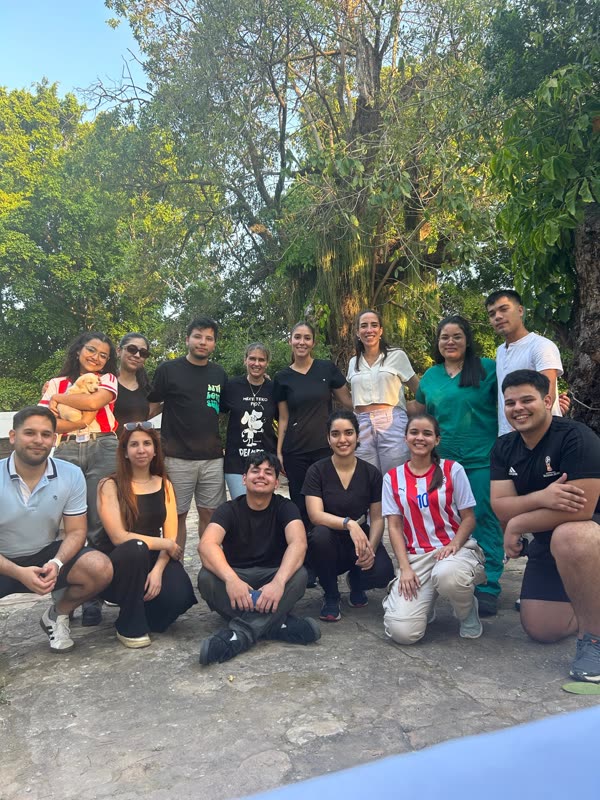 Jornada gratuita de vacunación de mascotas organizada por la campaña de Sebas Garay con la participación de estudiantes de veterinaria de la UNA en un barrio de Asunción