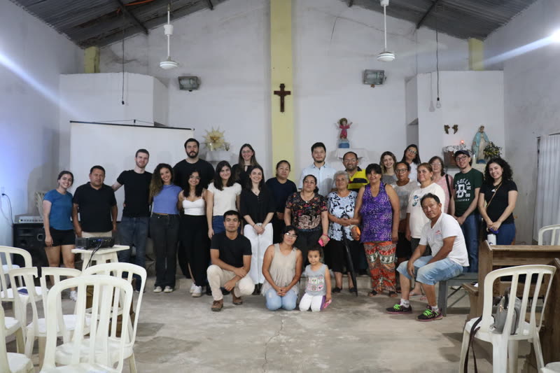 Sebas Garay junto a vecinos en el lanzamiento de Bibliobarrio, iniciativa que acerca libros a barrios de Asunción sin acceso a bibliotecas