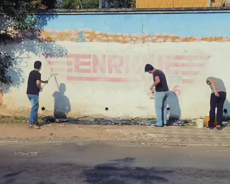 Voluntarios de la campaña de Sebas Garay tapando con pintura blanca propaganda electoral fuera del plazo permitido en las calles de Asunción