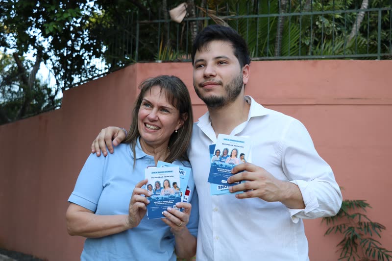 Sebas Garay y la Diputada Rocío Vallejo repartiendo volantes en las calles de Asunción durante una actividad de campaña